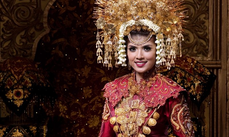 Wow, Perhiasan Pada Pakaian Adat Sumatera Barat Ini Sangat ...