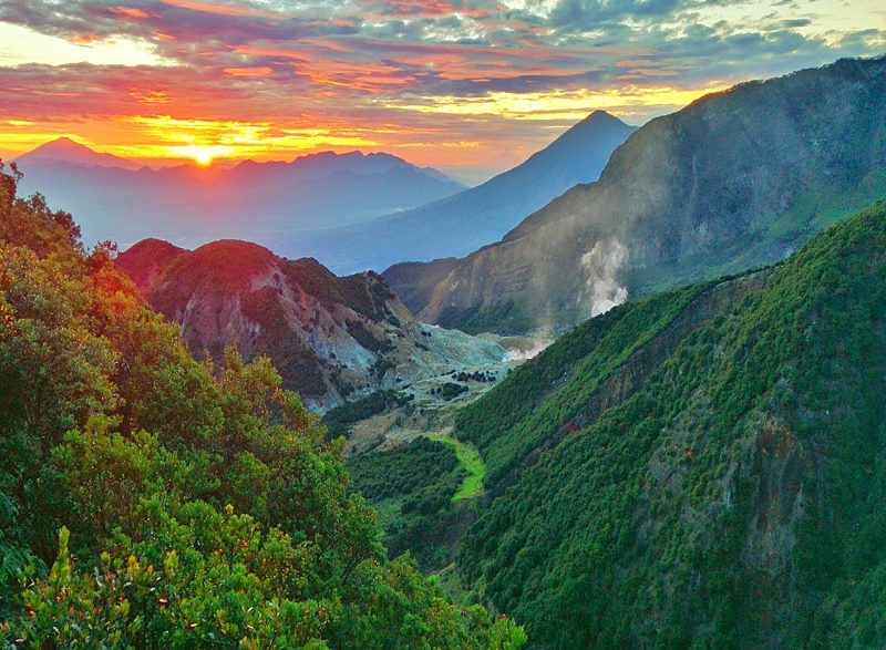 Keindahan Gunung Papandayan Jawa Barat