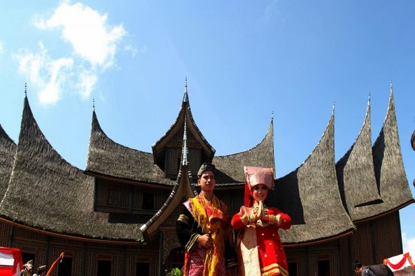 Pakaian Adat Sumatera Barat Dengan Ciri Khasnya