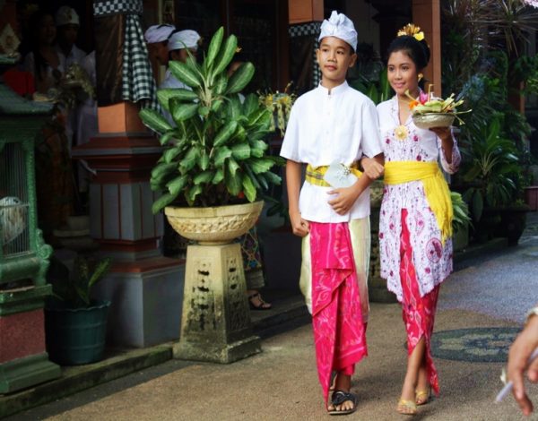 baju-adat-indonesia-di-hari-pendidikan-nasional