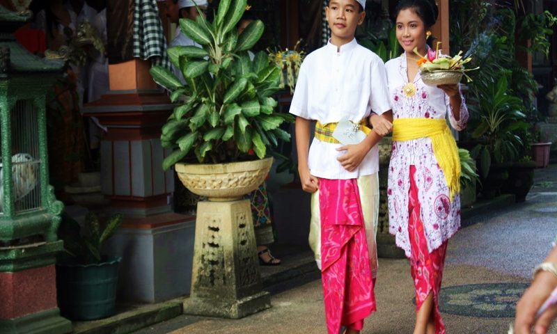 baju-adat-indonesia-di-hari-pendidikan-nasional