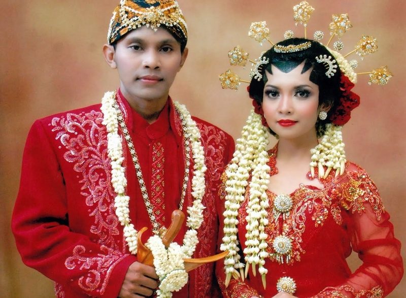 Pakaian adat Jawa jadi tren bagi pasangan pengantin ...